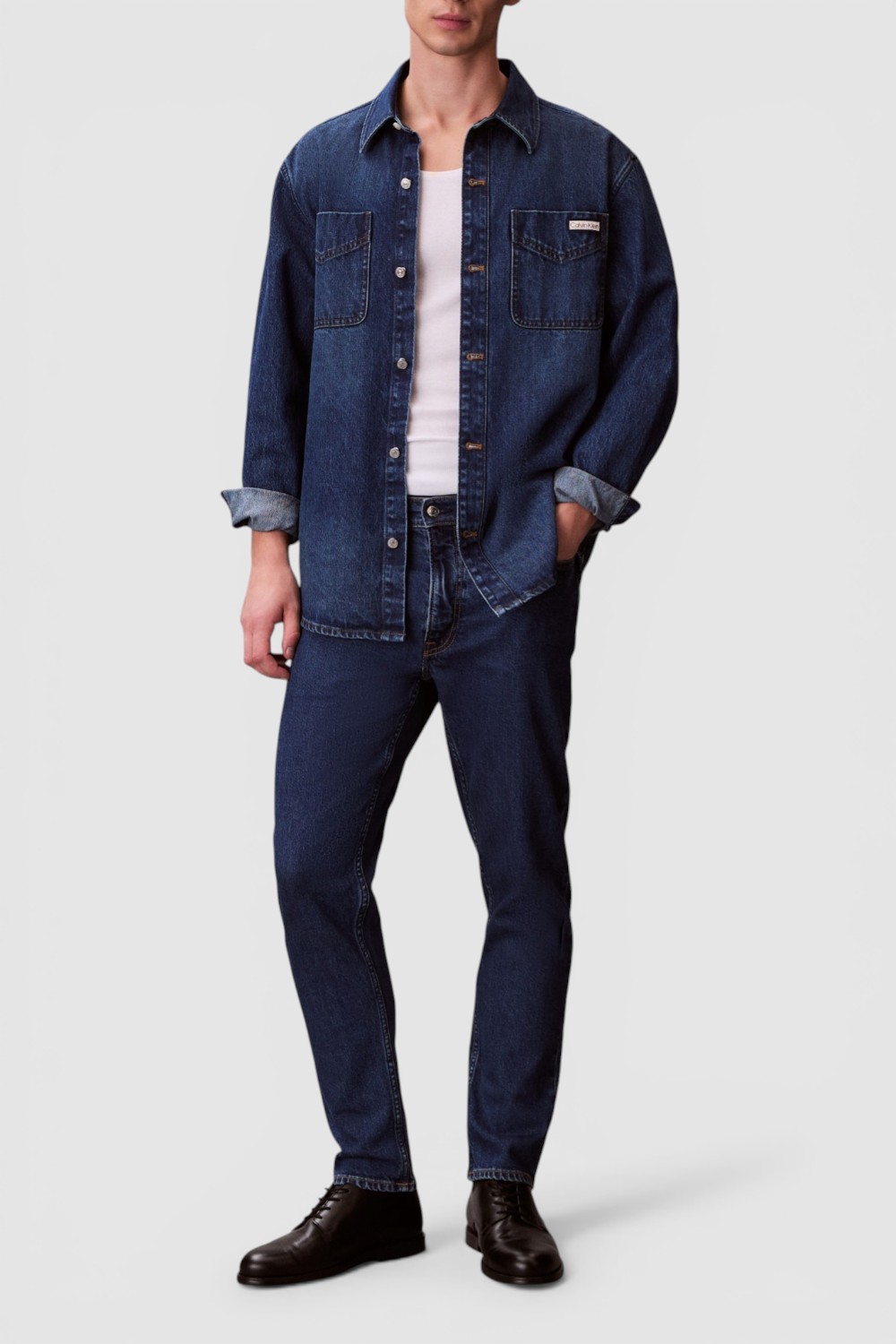 תמונת כל הלוק של מכנסי ג'ינס